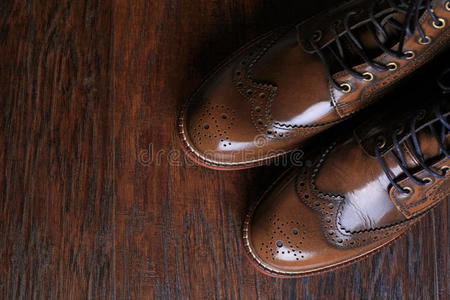 木质背景的豪华棕色鞋子。