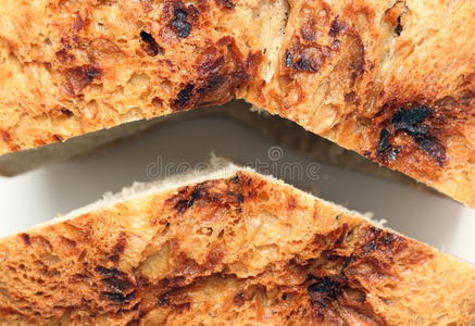 罗马尼亚传统面包一分为二图片