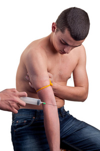 男性病人准备验血的画像图片