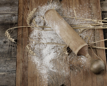 木制擀面杖面粉和小麦