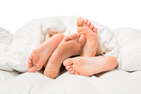 小女孩的脚和尿在床上表中,儿童的发展概念,选择焦点几个在床上的脚