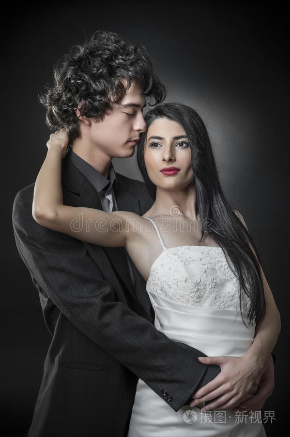 新人的特写镜头拥抱可爱的激情情侣咬耳朵查看作者其他作品查看更多>