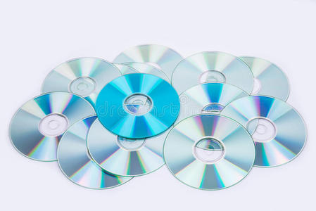 一张蓝色和几张普通的cddvd光盘