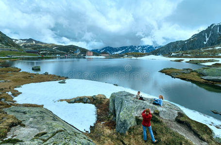 阿尔卑斯山湖畔的一家人图片