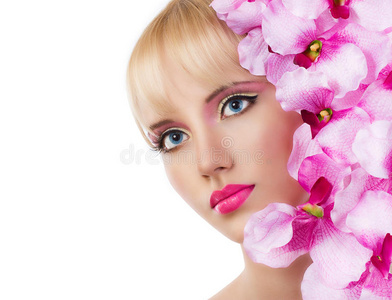 美丽的女孩，花和粉红色的化妆