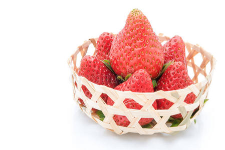 编织篮草莓
