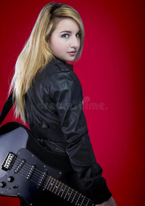 漂亮的金发碧眼的年轻姑娘，穿着黑色摇滚，带着电吉他