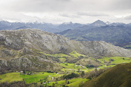 西班牙阿斯图里亚斯山上的绿色山谷
