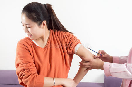 医生给小女孩打针可怕的医学概念.病人不敢去看医生.病人害怕打针.