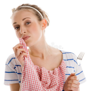 女人吃完午饭，用餐巾擦嘴