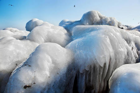 海岸线的冰雪岩石