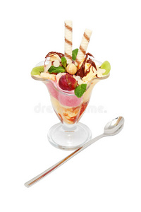 水果和糖浆冰淇淋，饰以薄荷和巧克力。