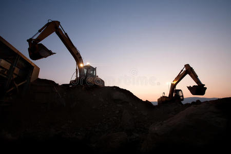 两个挖掘者在一个矿上工作