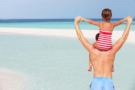 带着女儿去海滩度假的父亲后视图