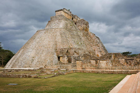 图案的拉鸟在印度尼西亚爪哇岛普拉姆巴南神庙公平游戏我儿子的避难所
