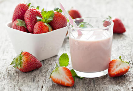 鲜草莓牛奶