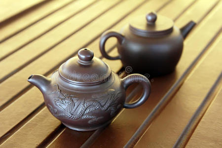 桌上的紫砂茶壶