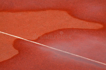 红色塑胶跑道上的水迹图片
