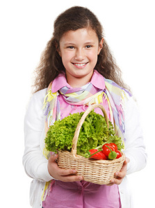 带着一篮子蔬菜微笑的小女孩