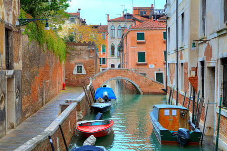 船在运河上的房屋之间。意大利威尼斯。