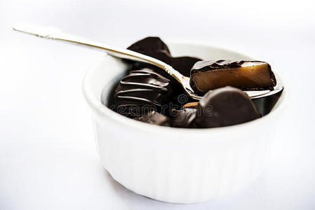 黑巧克力用勺子放在白色碗里