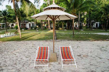 彩色沙滩椅和白色雨伞