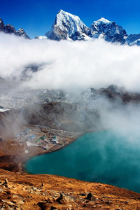 dudh pokhari湖gokyoarakam tse峰chola tse峰和ngozumba冰川通往cho oyu大