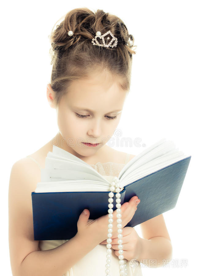 带着祈祷书的漂亮女孩。