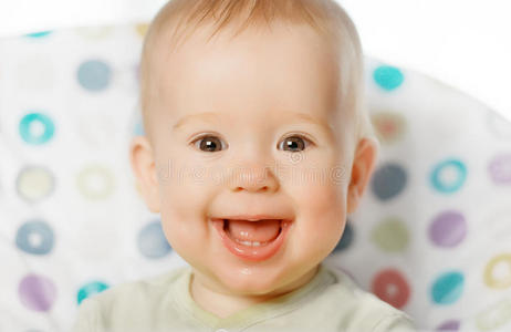 快乐快乐的婴儿微笑