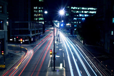 夜间伦敦街上的汽车亮着灯图片