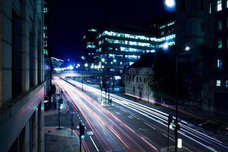 夜间伦敦街上的汽车亮着灯图片