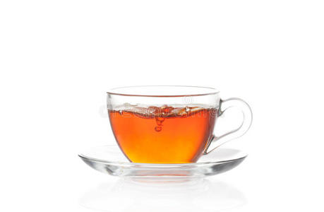 一杯有气泡的热红茶照片