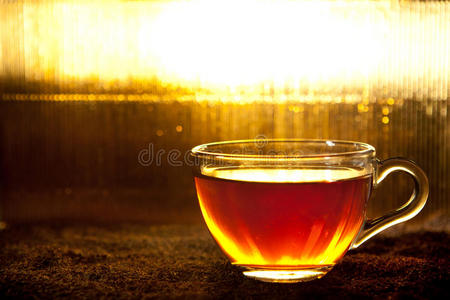 一杯放在干叶子上的茶