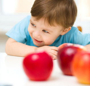 一个快乐的苹果小男孩的画像