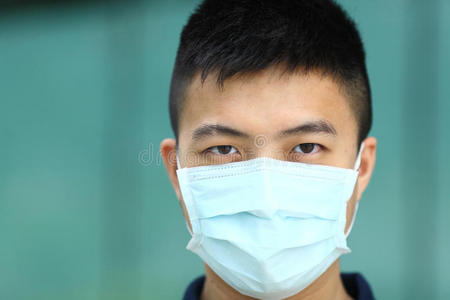 寒冷口罩男人戴口罩照片