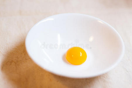 蛋黄在盘子里的特写镜头