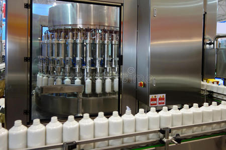 宿命白酒灌装机照片