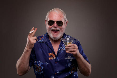 带着马提尼和香烟的笑脸人照片