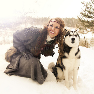 快乐的年轻女子坐在西伯利亚哈士奇狗