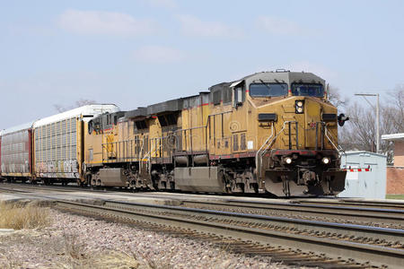 两辆机车配一列货车图片