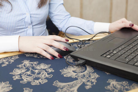 女性使用电脑的手