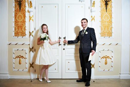 新郎新娘在婚礼大厅门口附近图片