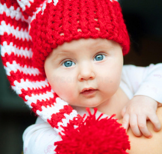 戴红帽子的婴儿图片