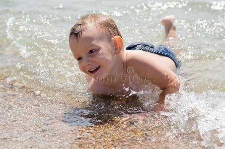 可爱的小男孩在学游泳