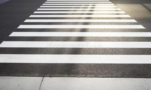 石路站在斑马线和红绿灯处的妇女斑马线的顶视图斑马线的顶视图背景