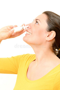 年轻女性使用鼻喷雾剂
