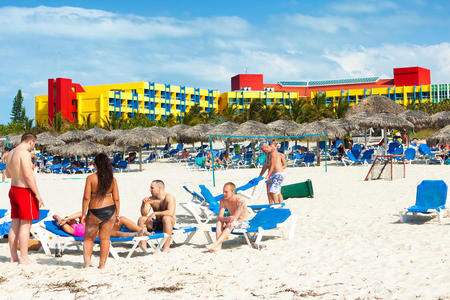 游客在古巴瓦拉德罗海滩日光浴