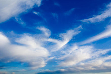 深蓝色的天空图片