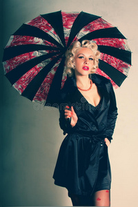 别针女孩。美国风格。穿黑色外套带雨伞的妇女