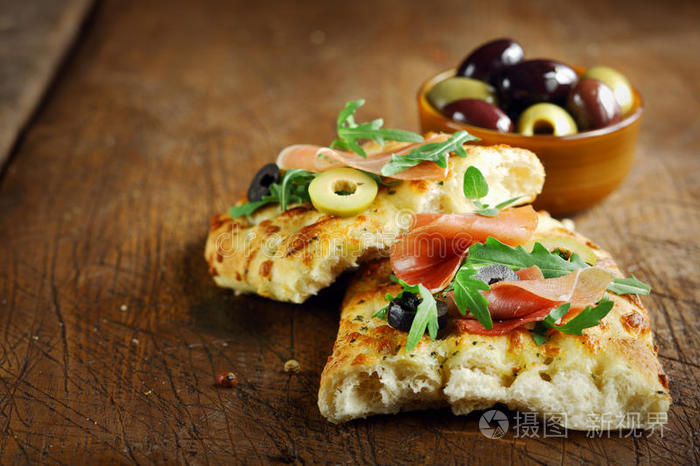 火腿和火箭筒配上新鲜的focaccia面包